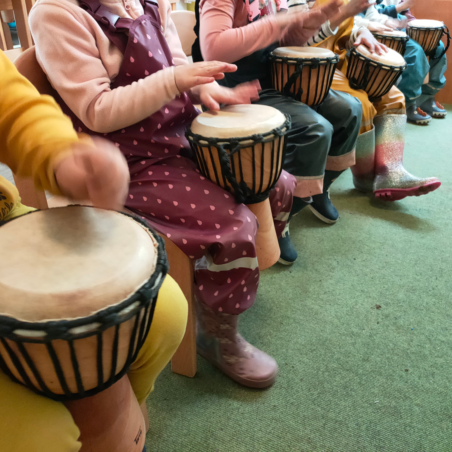 Trommelnde Kinder